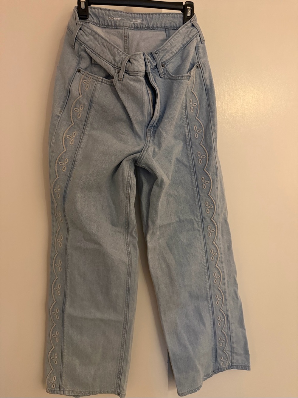 Old Navy Light Blue Embroidered Tie-Belt Women’s Jeans